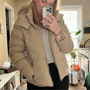 Abercrombie Womens Short Stretch Puffer in Beige | Size Medium